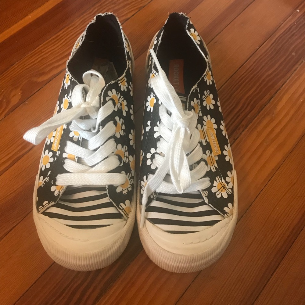 Tennis shoes